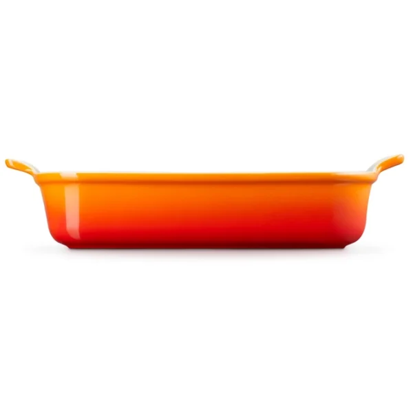 product description this beautiful gratin and oven dish comes from le creuset and is of unparalleled quality. the oven dish is made of glazed earthenware, which is made of special clay. this allows the bowl to maintain an even temperature and is exceptionally strong and durable. in addition, the glazed earthenware ensures that the bowl is scratch resistant and very easy to clean. the oven dish is suitable for temperatures from 23 ° c to + 260 ° c, so the dish can be used both cold and hot, for example on the grill or of course in the oven. the bowl measures 39 x 25.4 cm, is 9.1 cm high, and has an internal depth of 6.8 cm. the gratin dish has a capacity of 4 liters. the bowl is dishwasher safe and therefore easy to clean. this le creuset gratin dish is not only very practical, it also looks stylish and will look great on your table!
