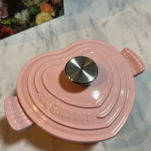 Excellent condition Le Creuset heartshaped pot pink approximately 18cm